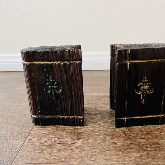 Elegant Brown Bookend Set with Fleur-de-Lis Design